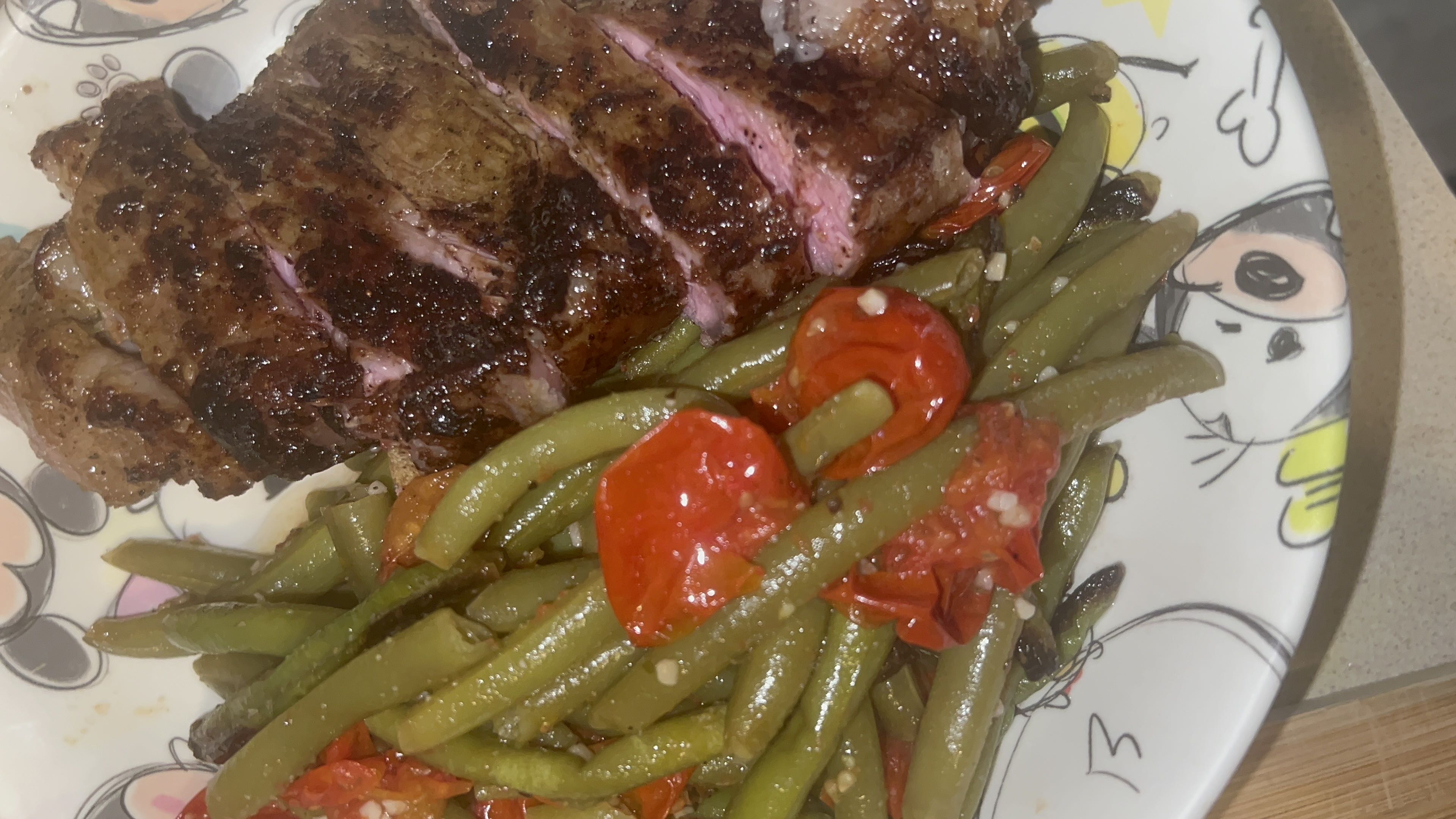 Healthy New York Strip with Green Beans and Tomatoes Recipe