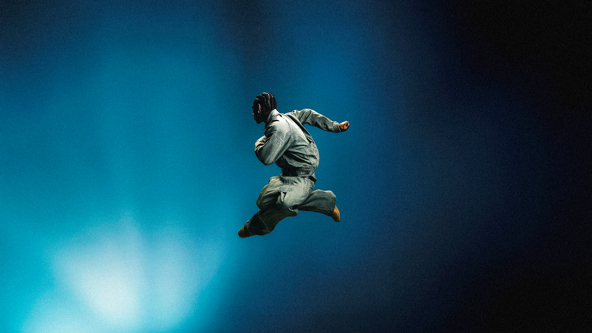 Bailarina dançando em um estúdio