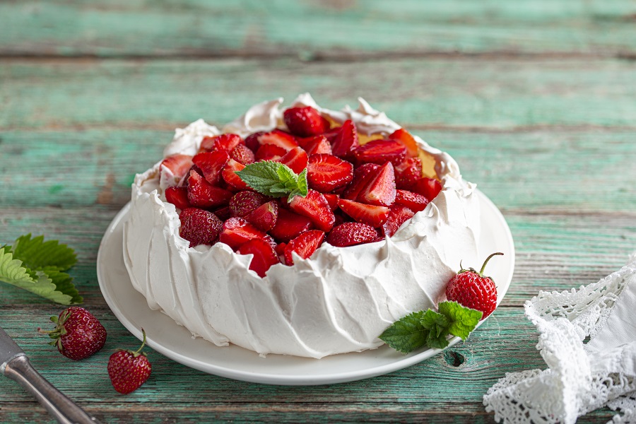 Berry-Pavlova-with-Lemon-Curd-christmas-dessert