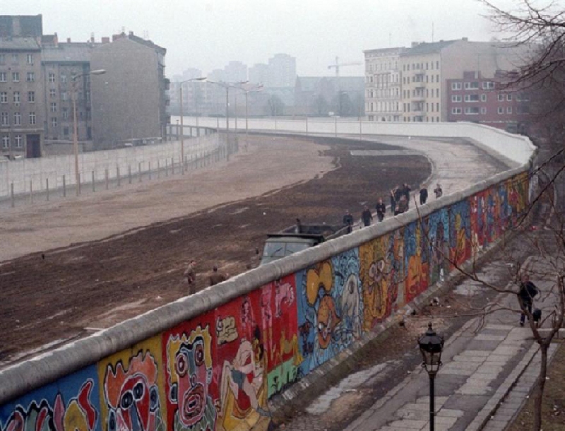 https://firebasestorage.googleapis.com/v0/b/fiveable-92889.appspot.com/o/images%2FBerlin-Wall-graffiti-on-the-west-side-MTiAYOgoizfT.jpg?alt=media&token=cb21dd82-f4b8-48a5-b10e-cdb2067dac3b