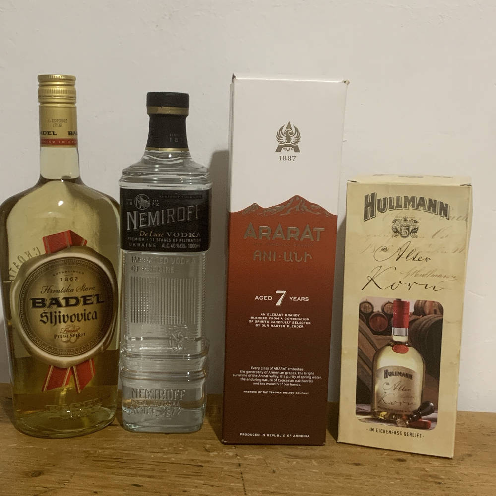 4 x Hochprozentiges Slivovic, Ukranischer Wodka, Armenischer Cognac, Eichenfass gereifter Korn 