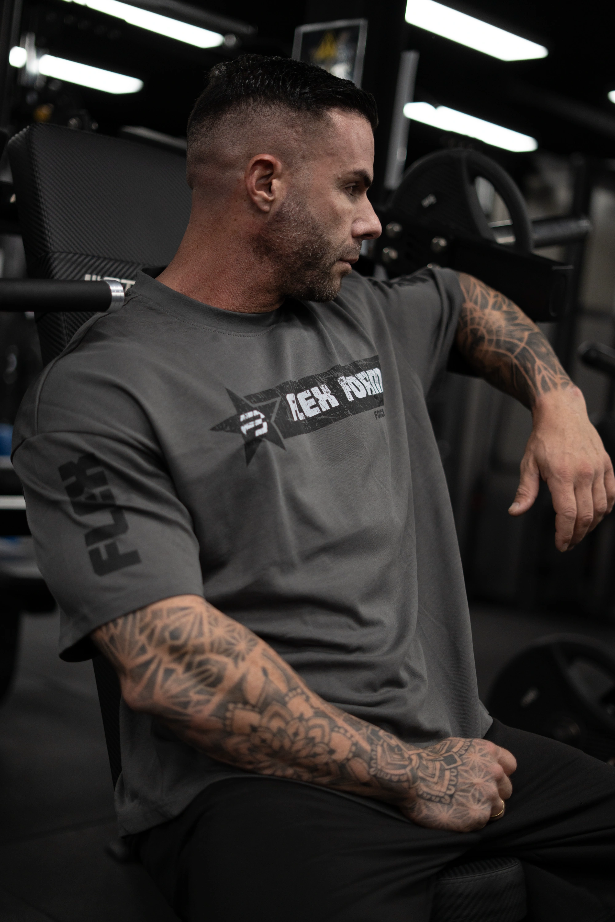 Men's Superoversize Train or Die T-Shirt - Vista 3