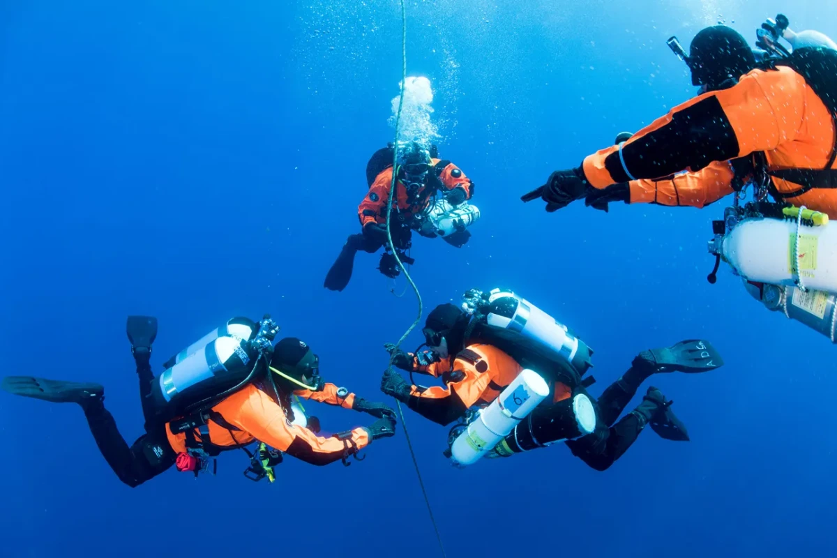 Duikers ontdoen onderzeeër HMS Perseus van spooknetten