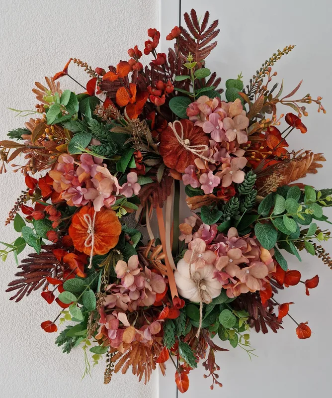Hortensien, Eukalyptus und Kürbisse – Herbstkranz für die Tür