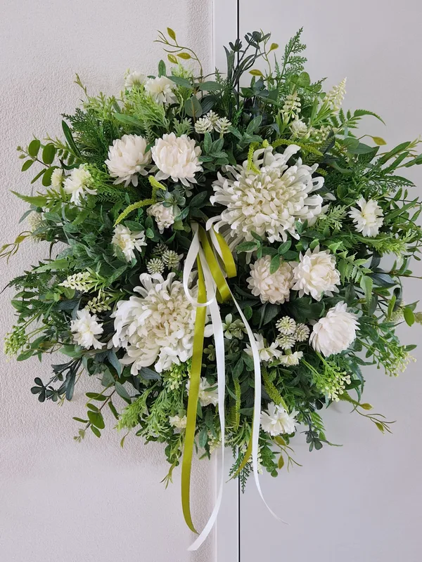 Weisse Chrysanthemen, Eukalyptus und Ruscus – Türkränz