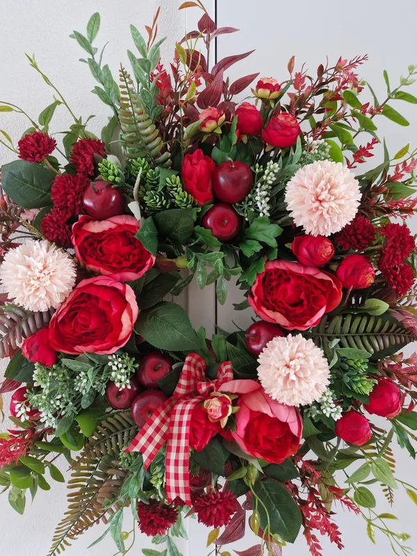 Rote Rosen, burgunderrote Äpfel und Hopfenzapfen – Türkränz