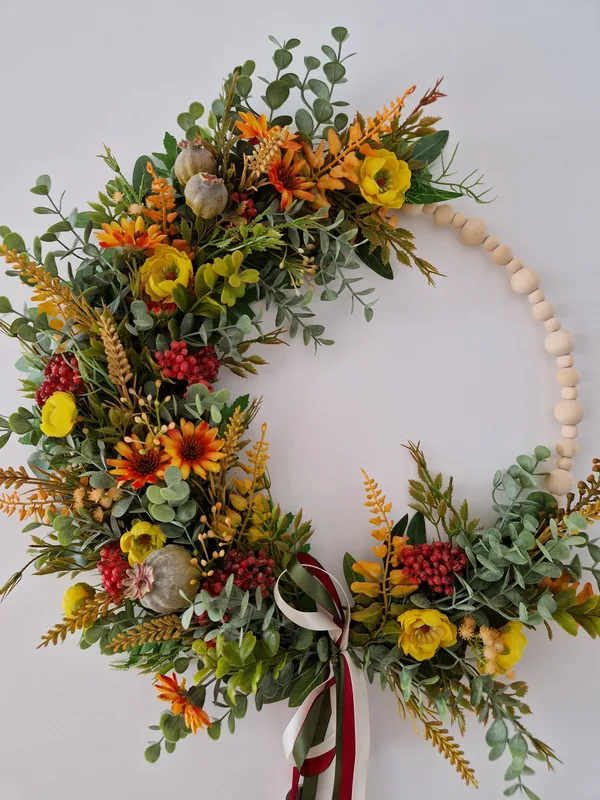 Mohn, Vogelbeeren und Martiniblüten - Kranz auf einem Holzperlenring