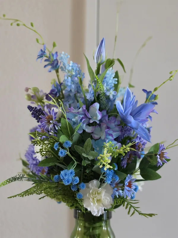 Blauer Himmel – Eleganter Blumenstrauss in Himmelstönen