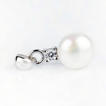 White pearl pendant