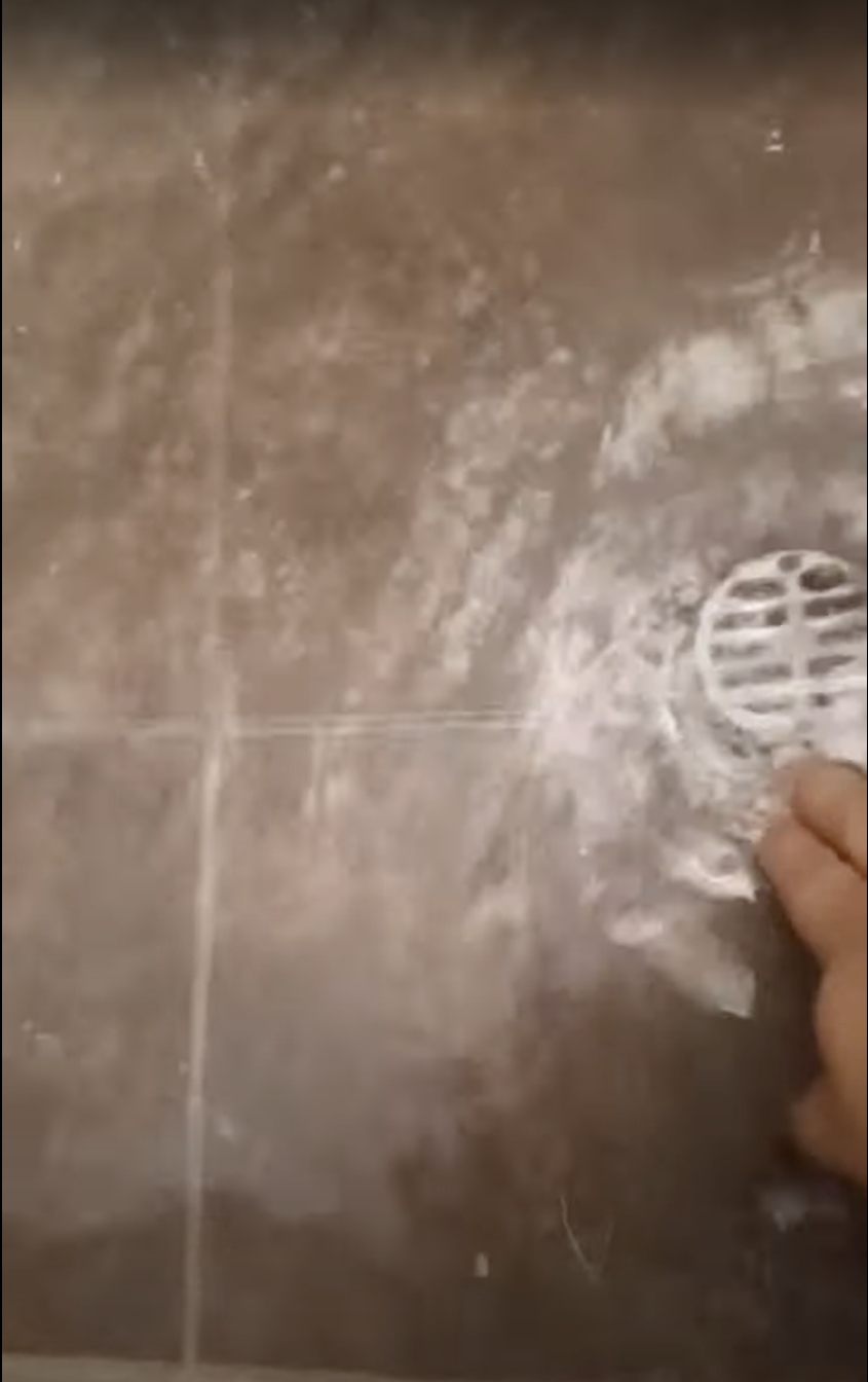 Desatasco de ducha con herramienta