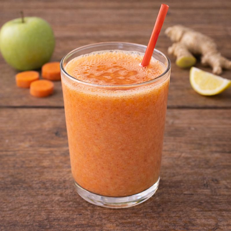 Mild æble-gulerodsjuice med ingefær