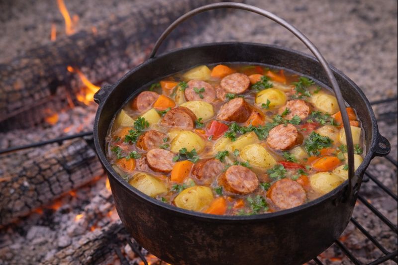 Bål-foliepakker med kylling og kartofler