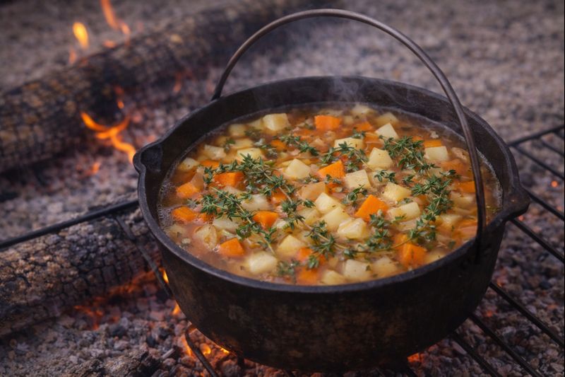 Bålsuppe med rodfrugter og timian