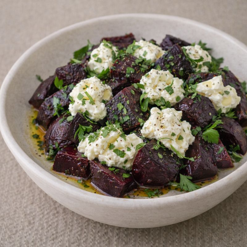 Bagt rødbedesalat med friskost og urter