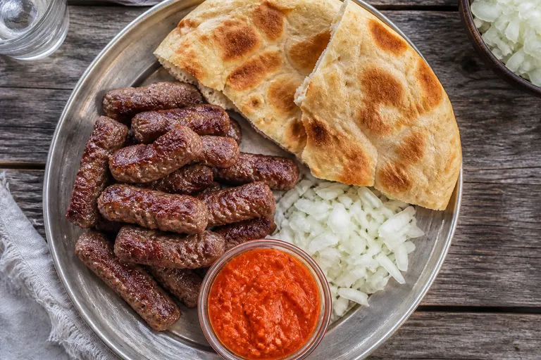 Ćevapi – balkanske grillede kødruller