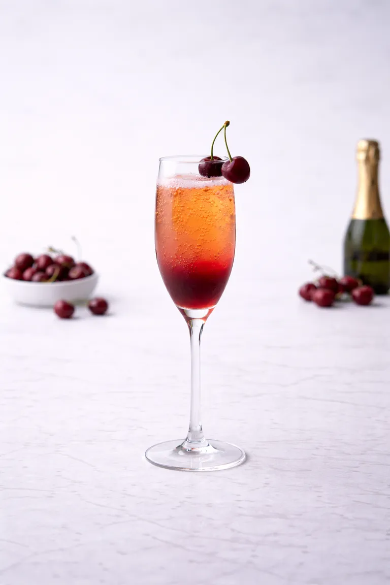 Champagne cocktail med kirsebær