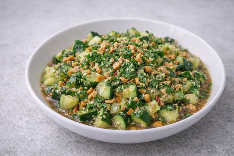 Knust agurkesalat med goma, koriander og peanuts