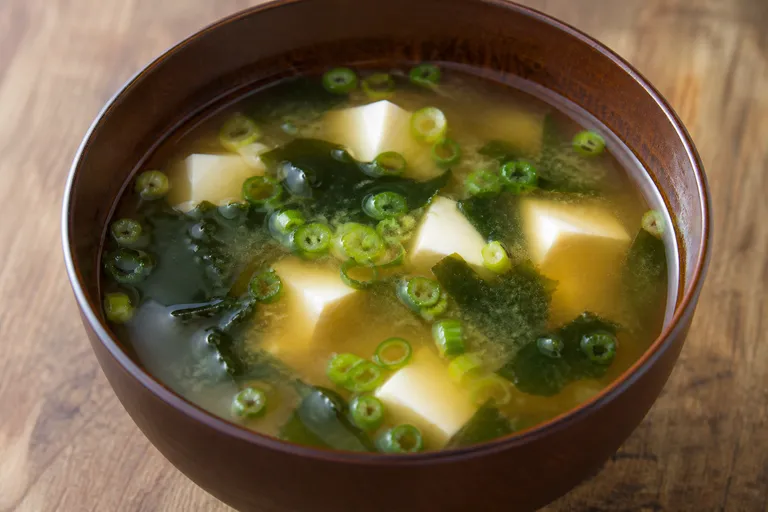 Miso-Suppe mit Tofu und Wakame