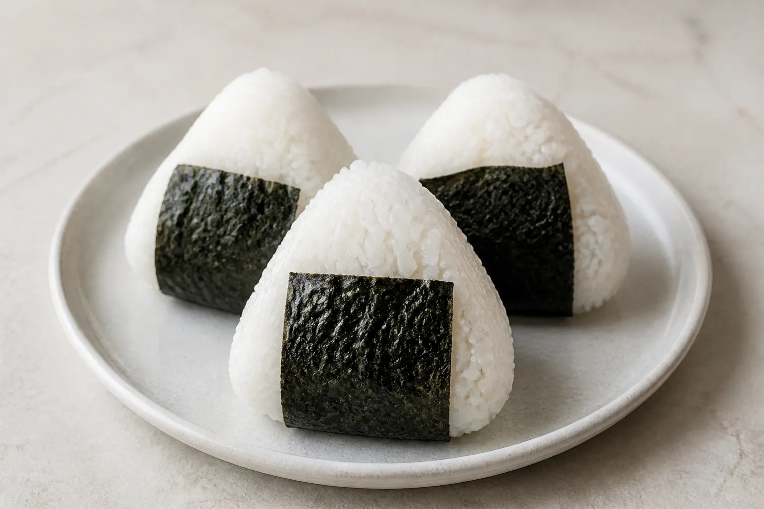 Onigiri opskrift – japanske risboller med fyld | NordMad