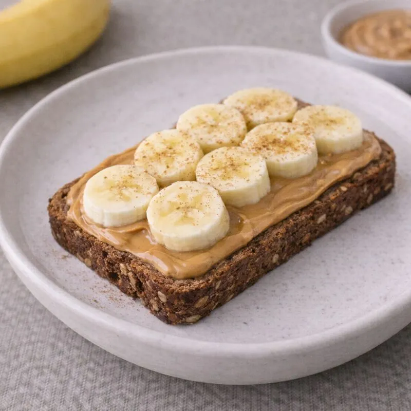 Rugbrød med peanutbutter og banan