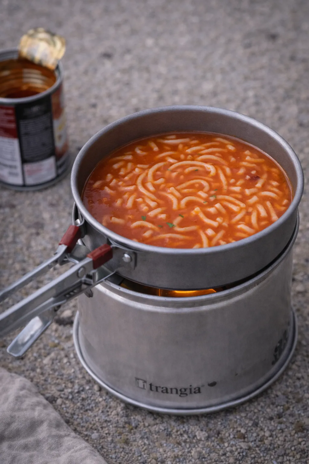 Tomatensuppe aus der Dose mit Nudeln auf dem Trangia