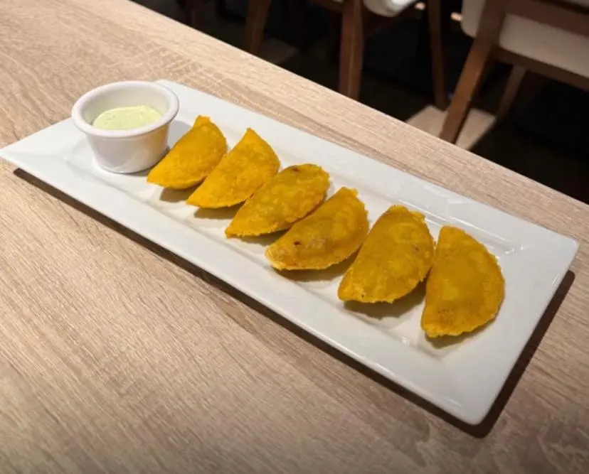 2x1 Empanadas venezolanas pollo y carne en Casa Èvora Madrid