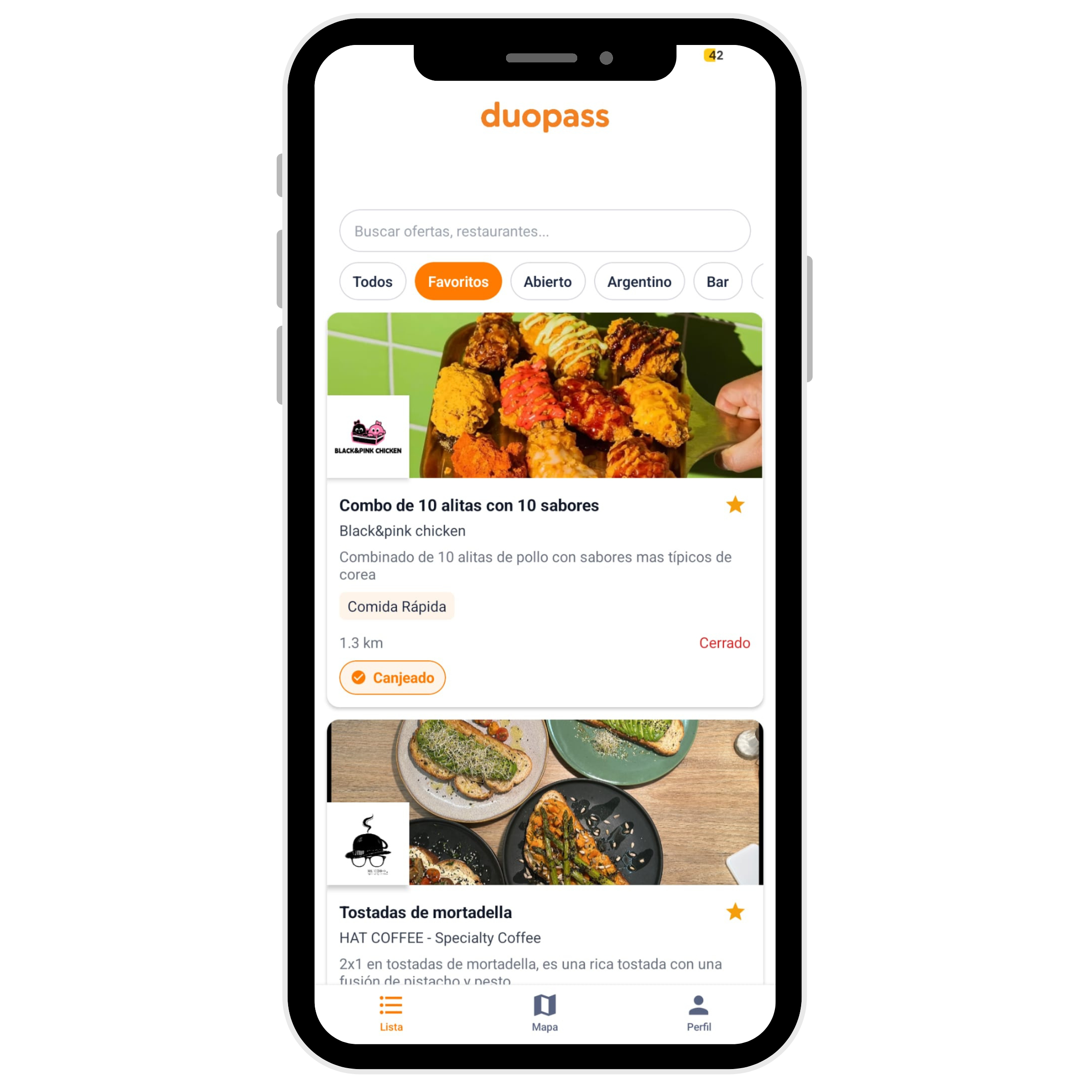 Platillo de ensalada de verano servido en un restaurante