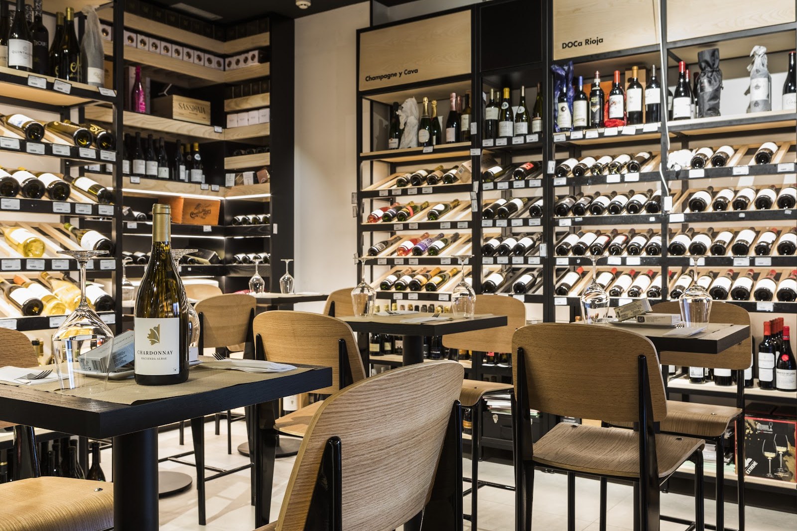 2x1 en copa de vino en Delivinos Urban Gourmet