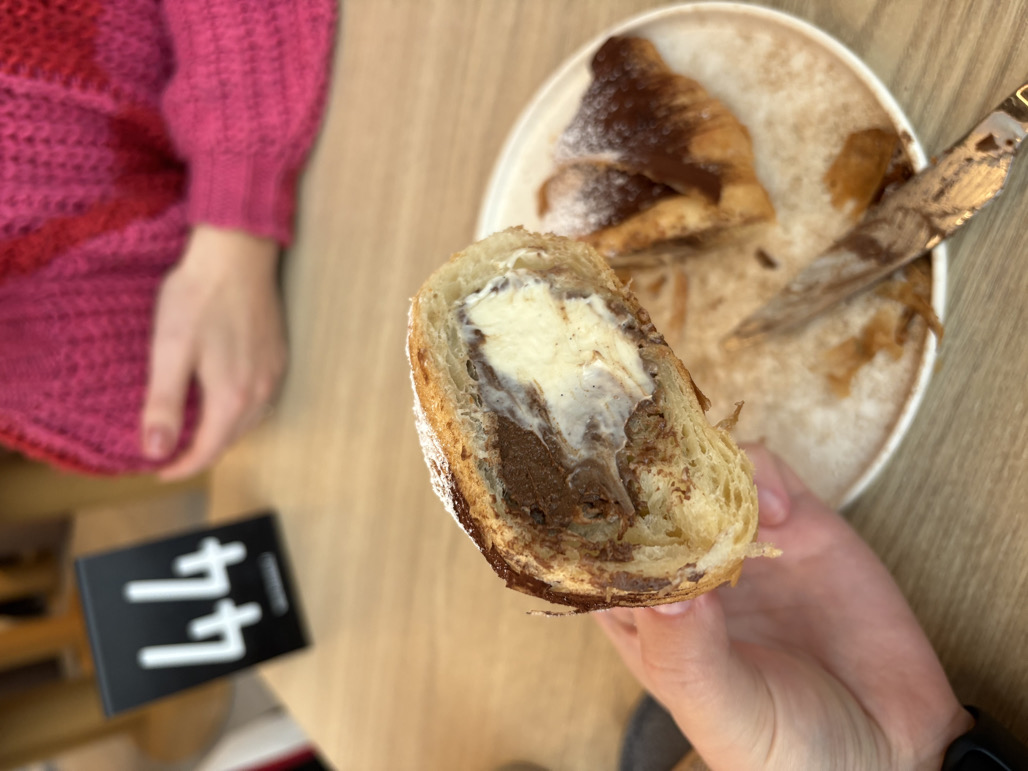 keistus jausmus sukėlė. pats kruasanas tikrai labai lengvas ir skanus. plikytas 