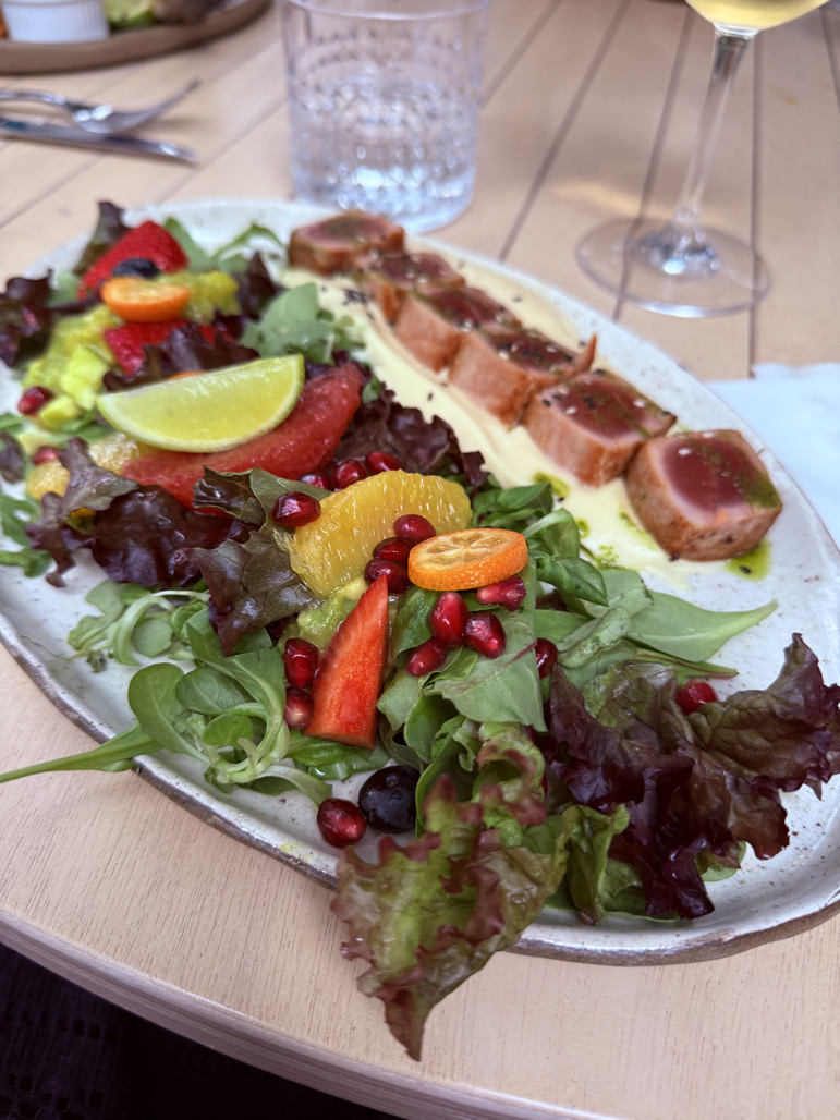 Gardus tunas, gaivios salotos, bendroj visumoj viskas puikiai suderinta. Niam.