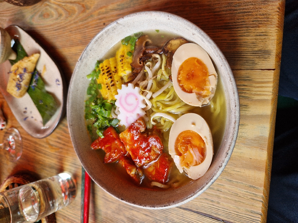 Sultinys, makaronai, kukurūzas ir kiauliena buvo labai geri. Kiaušinys buvo šiek