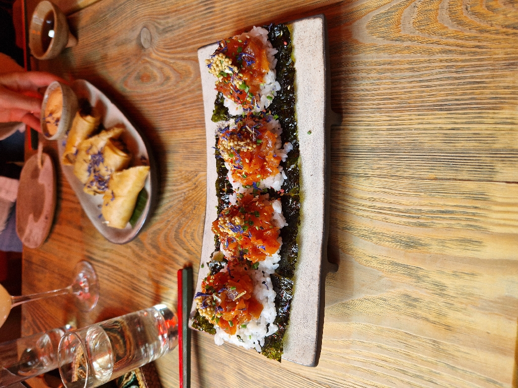 Šiek tiek aštrus tartaro užkandis. Susivalgė kaip sušiai ir skonis buvo kaip suš