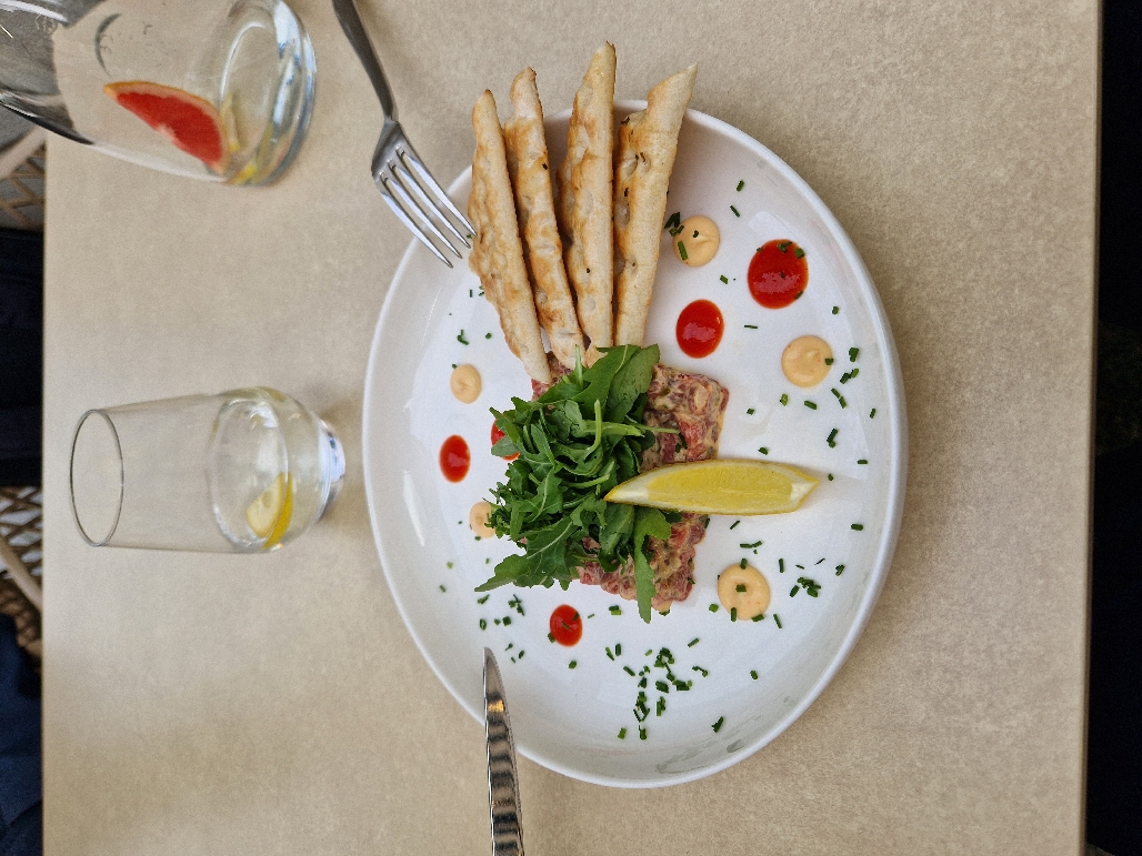 Tobūlas užkandis su skaniais aštriais padažais bei skania duonele šalia