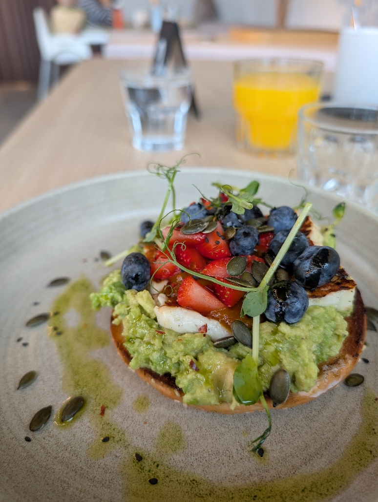 SU GRILL HALUMI SŪRIU, mango pagardu, moliūgų sėklomis ir šilauogėmis. Šiek tiek