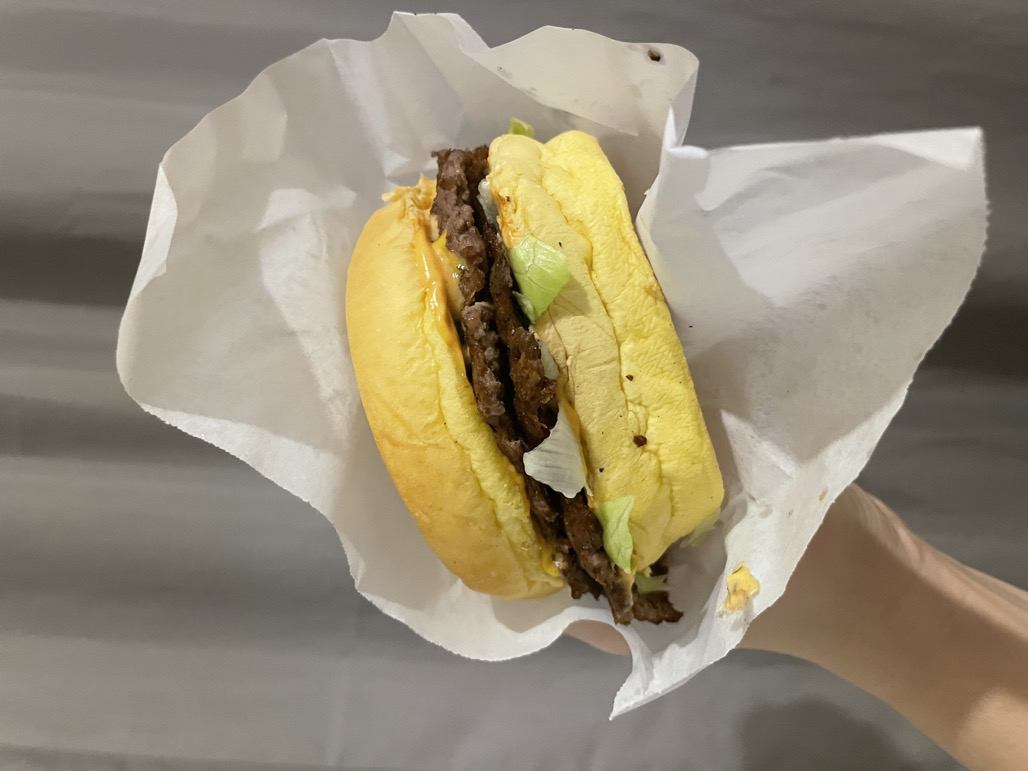 Tikrai geras smashed mėsainis. Valgiau dvigubą. Minkštutis, skanutis ir ne sausa