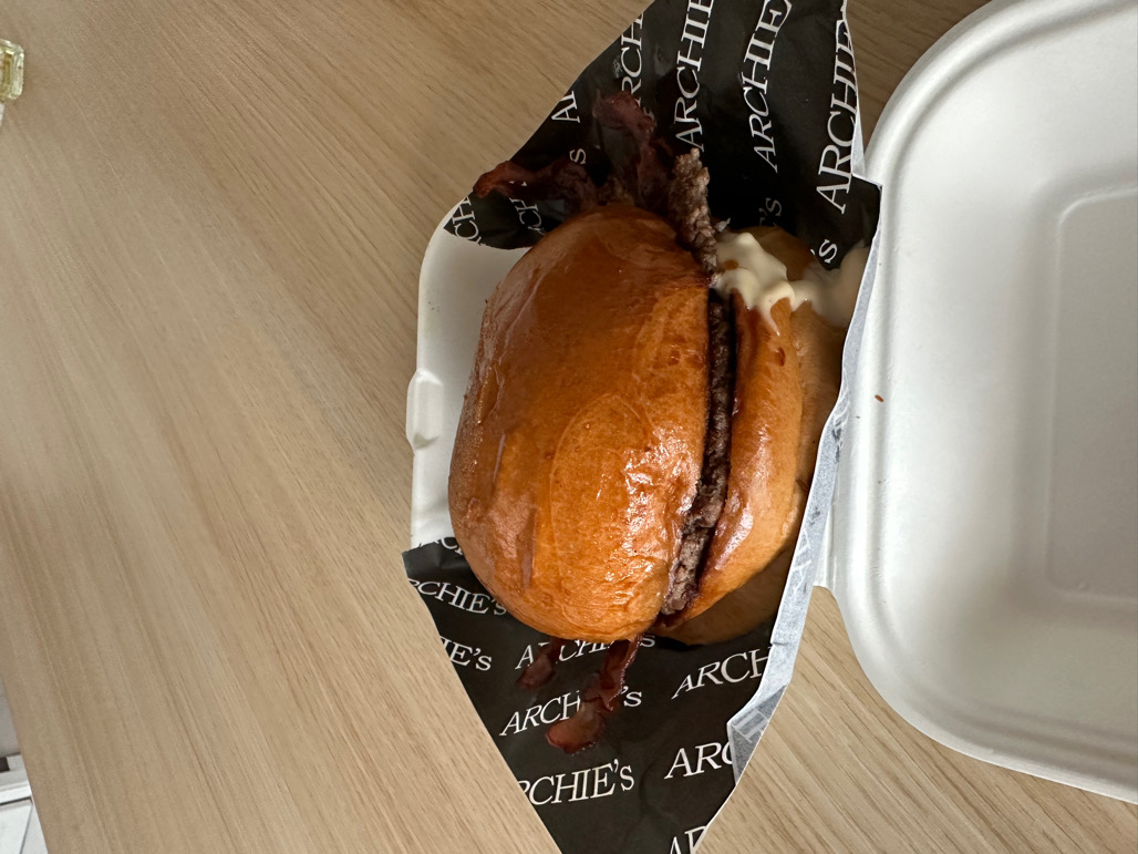 Tikras paprastas smash burgeris. BBQ gal kiek per saldus, bet akcija buvo.