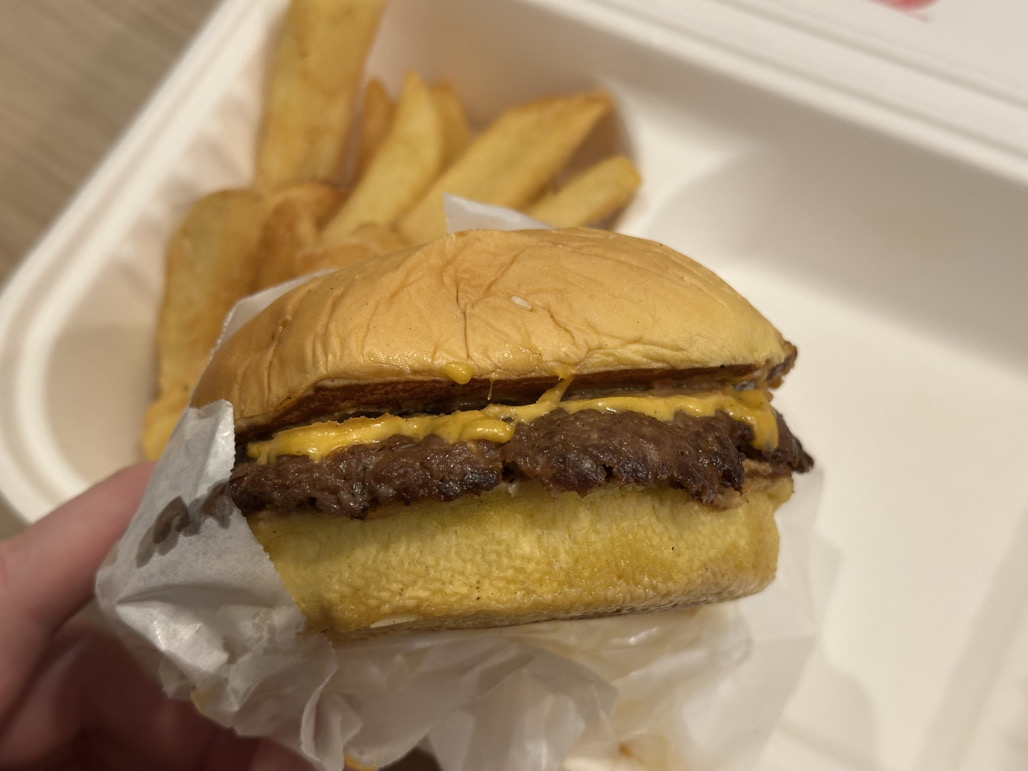 Bandelė geltona, minkšta ir bulvinė. Mėsos paplotėlis sutrėkštas taip kaip turi 