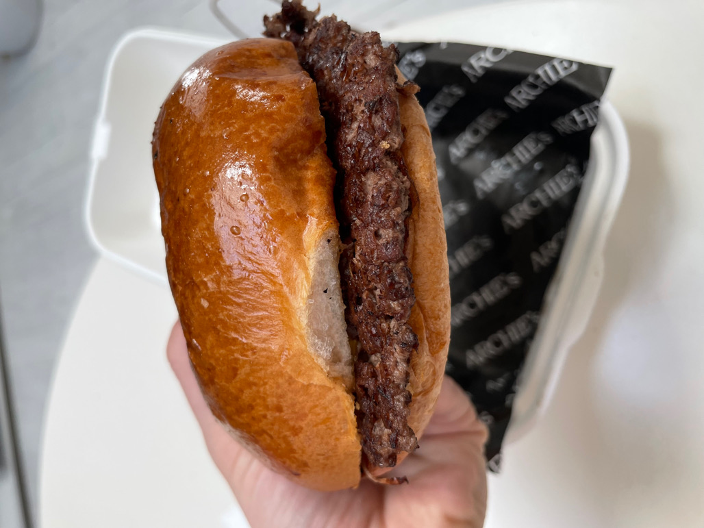 Nedaug mėsos, žavus pelėsinio sūrio padažas, minkšta bandukė. Svogūnų priešams n