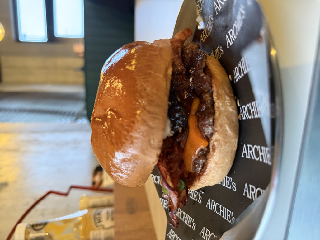 Labai žavūs švieži jalapenai, tik turiniui truputį batono per daug.