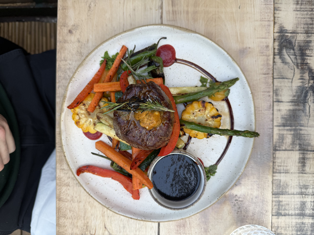 Puikiai iškeptas, traškiu, apskrudusiu krašteliu, lydimas tuo pažįstamu, vasarą 