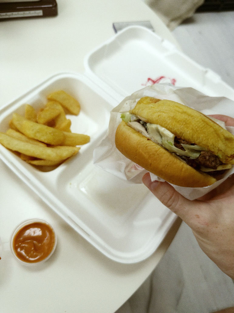 Labai geras mėsainis, tik tiek, kad nors ir skani bulkutė, jos proporcingai per 