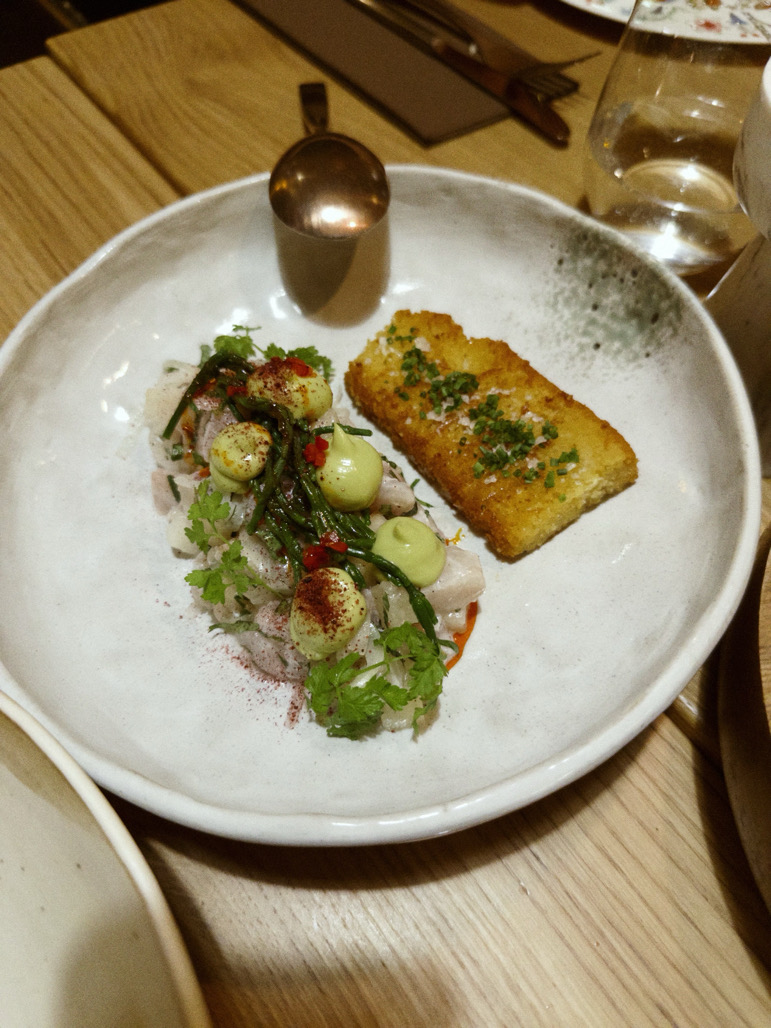 Šalia padėtas toks kaip pyragas, suvalgovė sakė, kad čia polenta. Man ji (ar jis