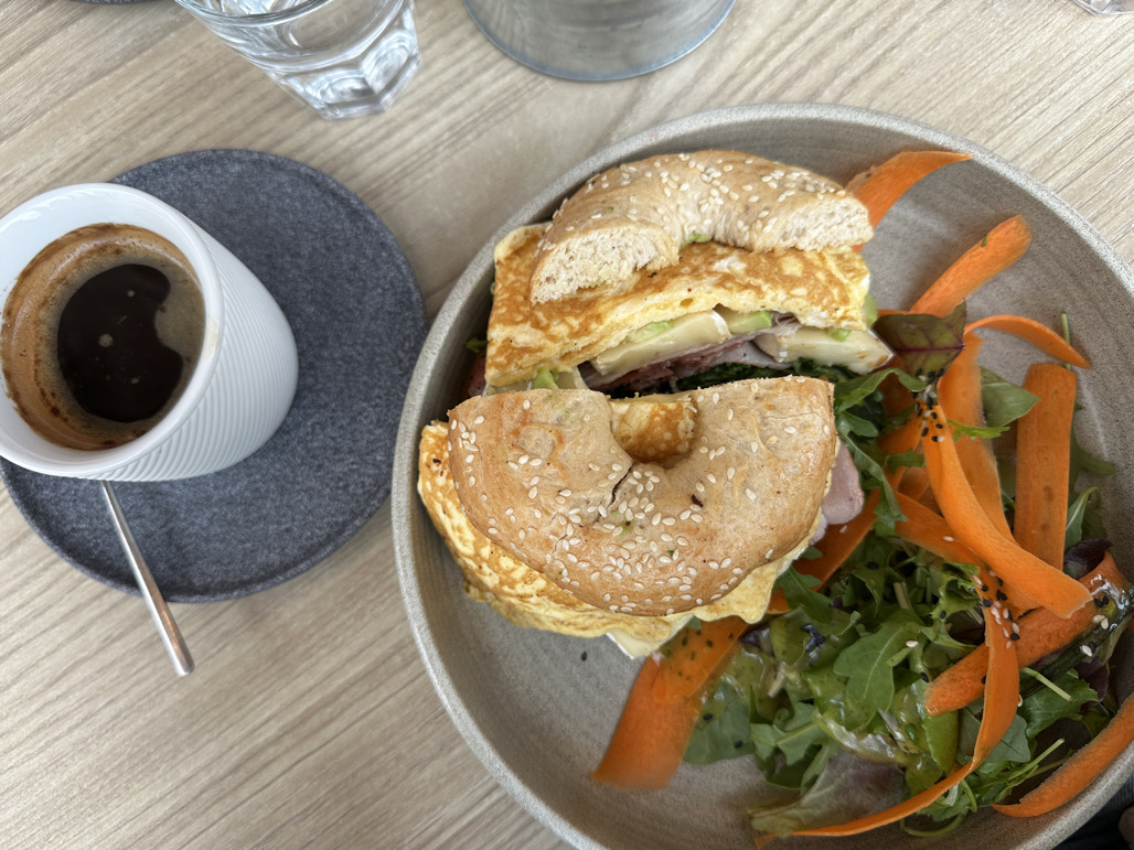 Labai skanu, belekaip sotu. Ir tos salotėlės šalia tai super 😍