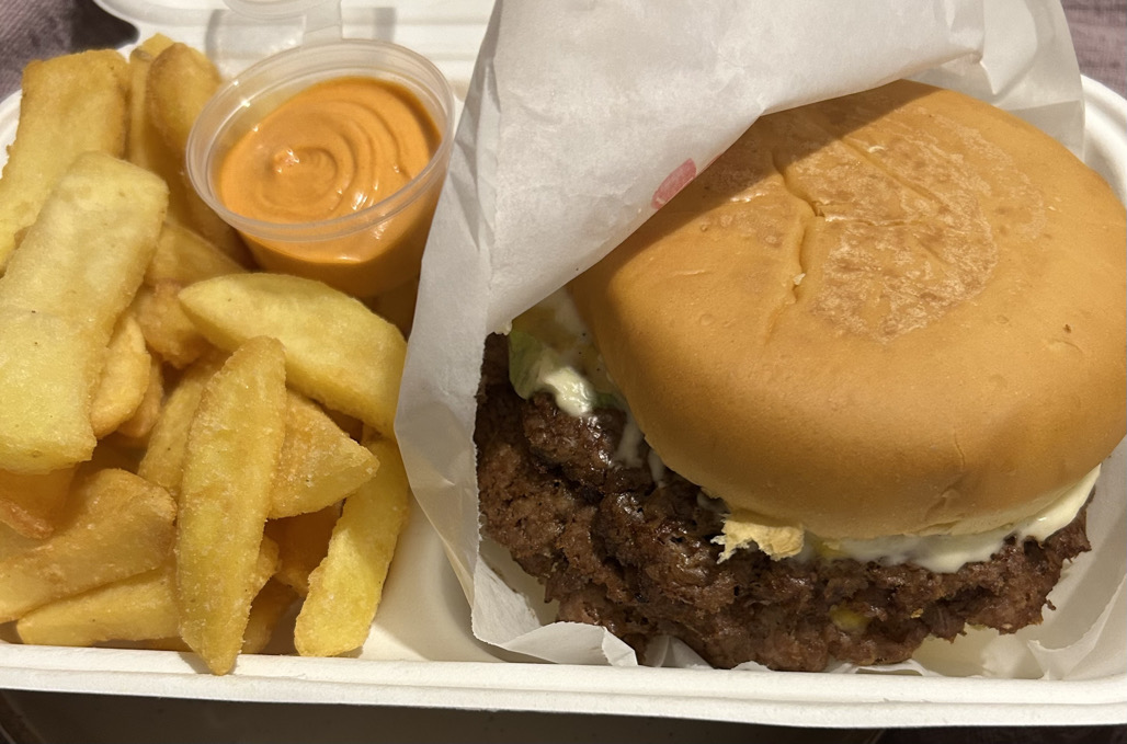 Maloniai gomurį pakutenęs trijų paplotėlių smashed burgeris. Mėsytė kokybiška, g