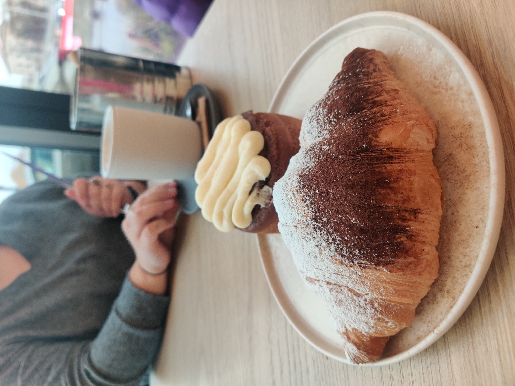 Pats kruasanas skanus, gera tekstūra, labai daug kremo viduje. Plikytas kremas n