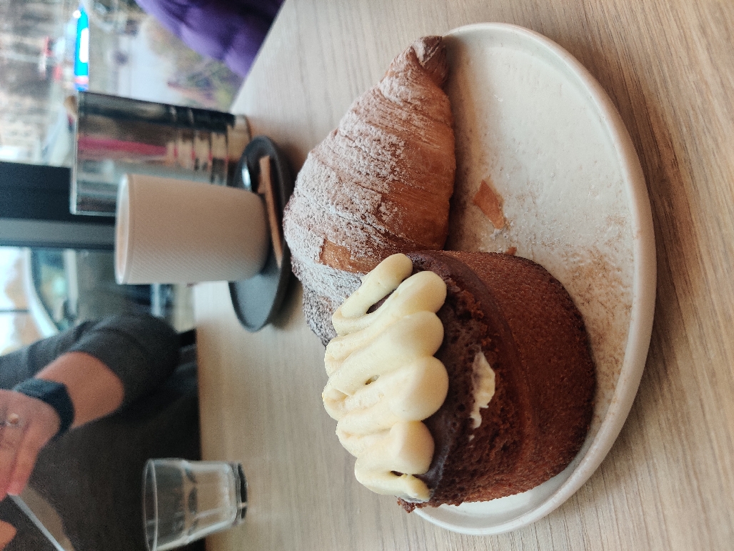 Labai minkšta, kraštai skaniai traškūs, kremas ant viršaus su rūgštele. Vieninte