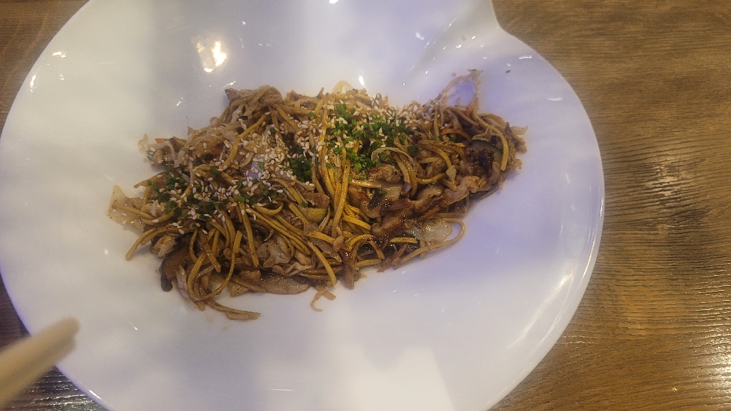 Kiaušininiai makaronai ir sezamų teriyaki. Kaina gera, padažas saldesnis (man su