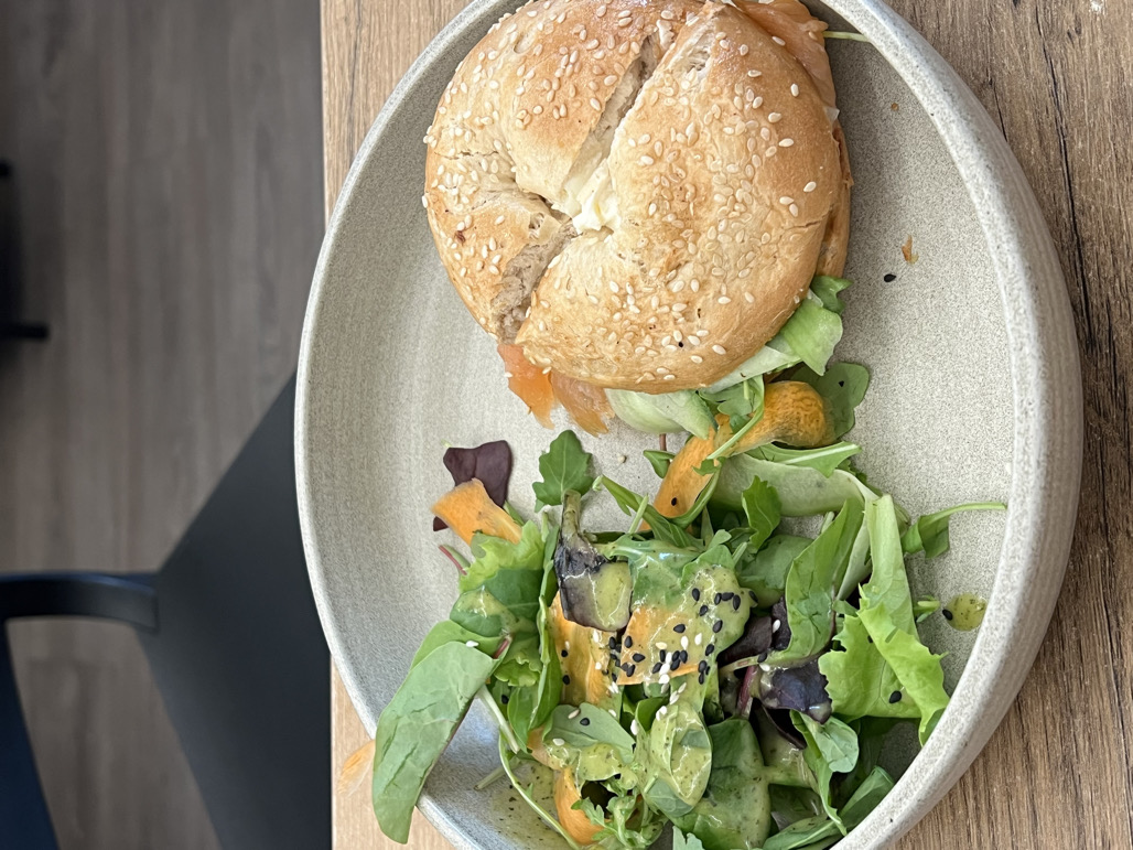 Dar vienas iš bruncho - beigelis nemažas, sotus ir sodrus. Nesausas - nepagailėt