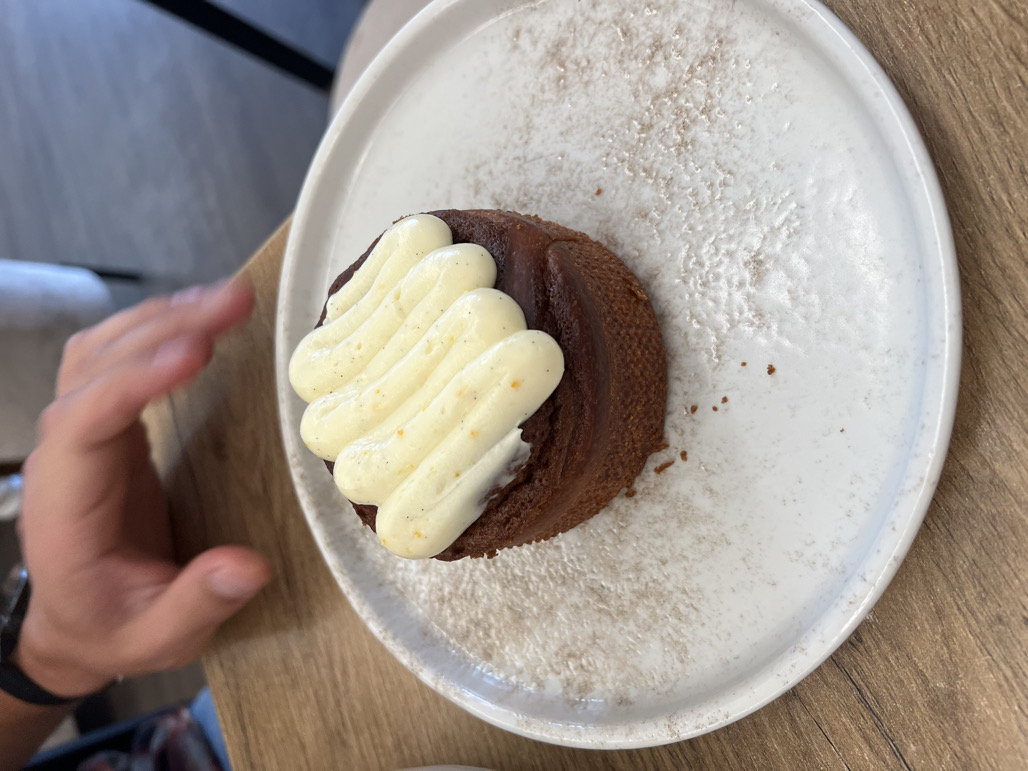 Nedaugžodžiausiu - minkšta, drėgna, cinamoninė. Kremas ant viršaus galimai turėj