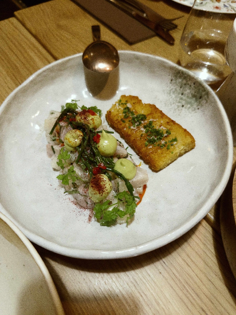 Fish ceviche. Wow. Labai patiko.
Šviežia žuvis, marinuota kriaušė, avokadas ir t